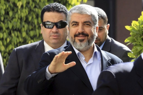 El lder de Hamas, Jaled Meshal, saluda a su llegada a una reunin en Egipto. | Efe