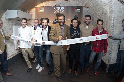 Chefs y atletas espaoles, junto al delegado saharaui en Espaa, en la presentacin.