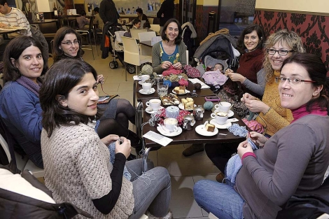 Una grupo de vallisoletanas se renen en cafeteras para hacer ganchillo. | Efe