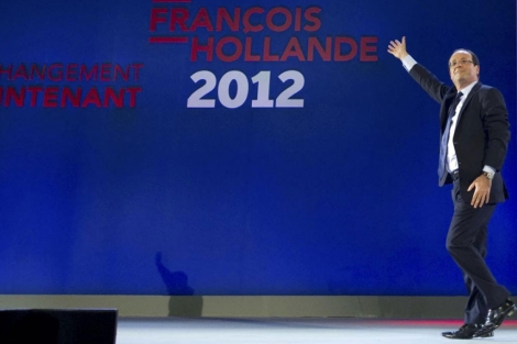 Hollande saluda durante su intervencin multitudinaria en Le Bourget. | Reuters