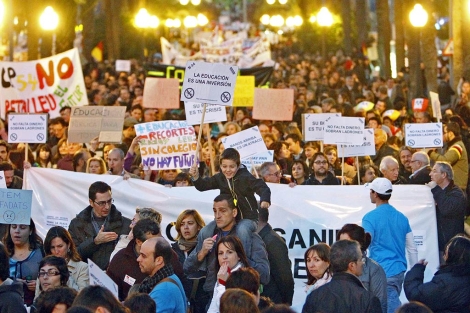 Miles de manifestantes por las calles de Alicante. | Ernesto Caparrós