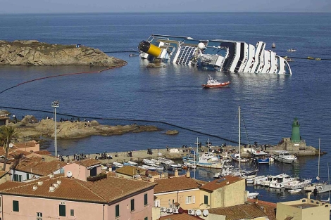 Naufragio del crucero 'Costa Concordia' en la isla de Giglio. | Reuters/Paul Hanna