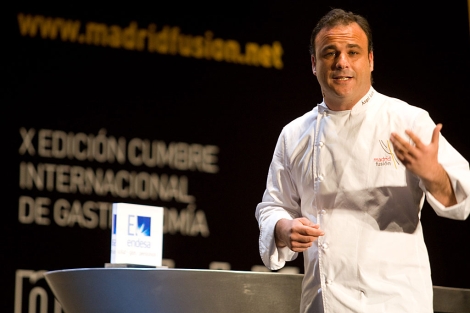 El cocinero gaditano ngel Len en plena ponencia. | J. F. Ferrer