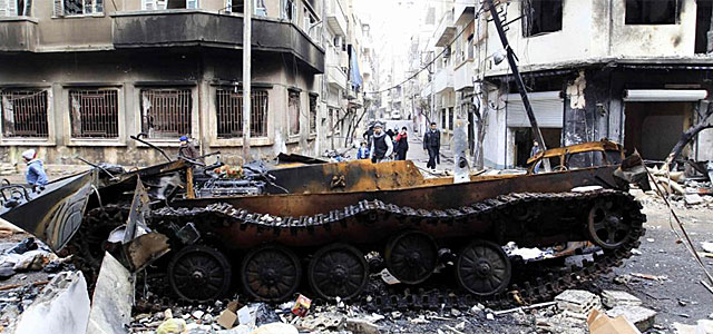 Un tanque militar, quemado en Homs.| Reuters