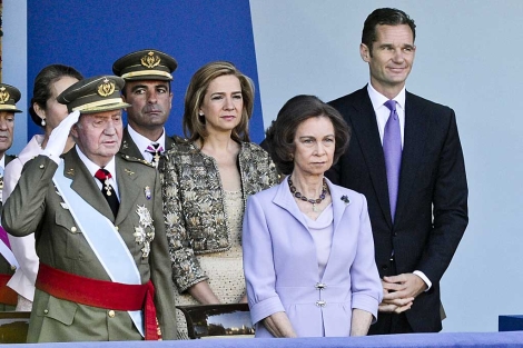 La Infanta y su esposo, junto a los Reyes en el desfile del Da de la Hispanidad. | G. Arroyo
