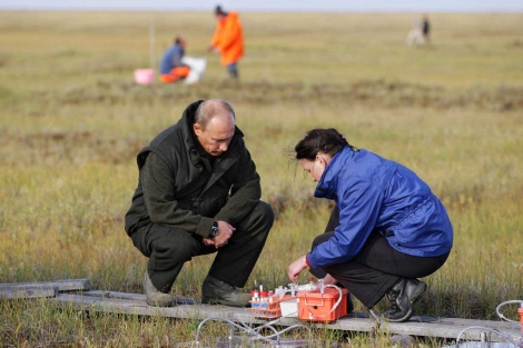 El primer ministro ruso, Vladimir Putin, con una científica durante el verano en Yakutia. | AFP