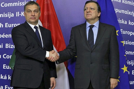 Orban y Barroso se saludan en Bruselas. | Efe