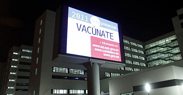 La pantalla gigante ubicada en el acceso principal del hospital La Fe de Valencia. | Jos Cullar