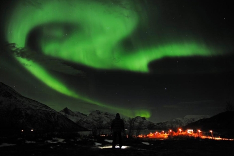 Un hombre observa una aurora boreal en Tromso (Noruega) el 24 de enero. | Efe