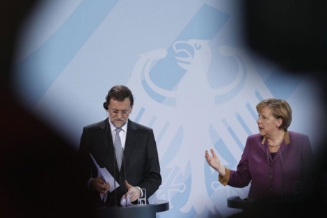 Rajoy escucha a Merkel durante su rueda de prensa conjunta en Berln. | Reuters