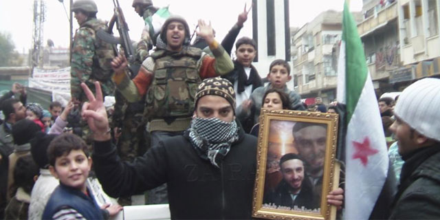 Soldados desertores entre los manifestantes durante una protesta contra Asad en Khalidieh. | Reuters