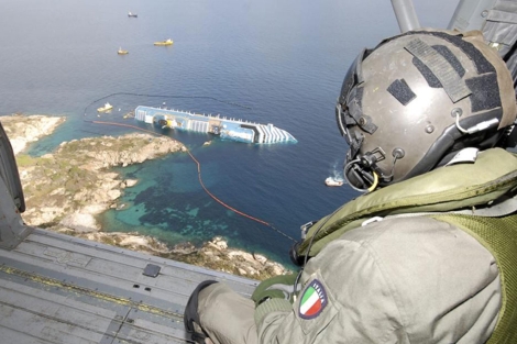 Vista area desde un helicptero italiano del 'Costa Concordia' en la isla de Giglio. | Reuters