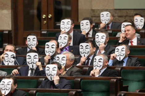 Diputados polacos del partido de izquierdas Palikot's Movement protestan con las máscaras de Anonymous la aprobación de la ACTA en el Parlamento polaco. | AP