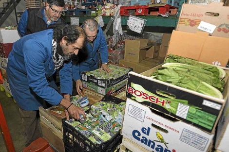 Voluntarios del Banco de Alimentos preparan su reparto diario. | Montse lvarez