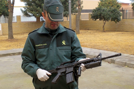 Un agente de la Guardia Civil muestra el subfusil de imitacin utilizado. | G. Civil