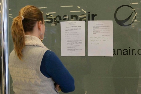 Una pasajera lee el comunicado de Spanair en una oficina cerrada de Palma | C. Cladera