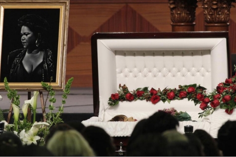 Un retrato en el altar de la cantante Etta James. | Reuters