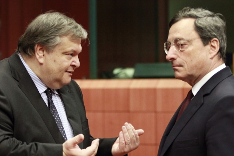 El presidente del Banco Central Europeo charla con el ministro griego de Finanzas. | Efe