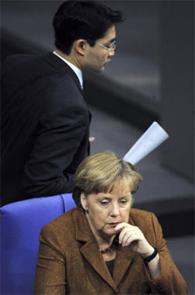 Rsler pasa junto a Merkel en el Parlamento. | Efe