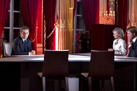 El presidente Nicolas Sarkozy (i) espera el comiezo de una entrevista televisada. | Efe