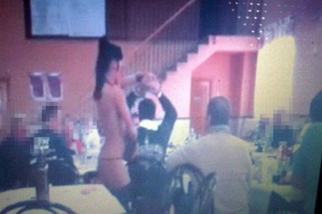 Una de las 'strippers' acta entre los clientes del bar | E.M.