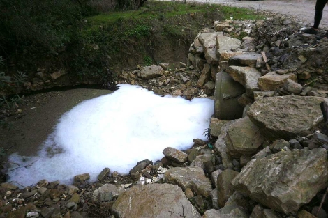 Una tubera de desage en el arroyo Chorren, en Los Barrios. | A.E.