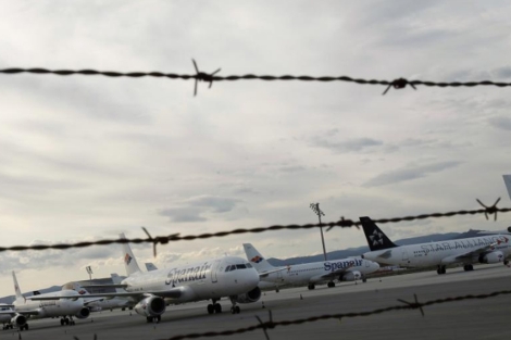 Aviones de Spanair aparcados en El Prat. | Reuters