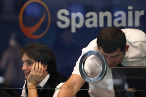 Trabajadores de Spanair en El Prat. | Reuters