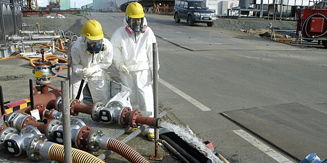 Operarios de la central nuclear de Fukushima, durante unos ejercicios de seguridad. | Reuters
