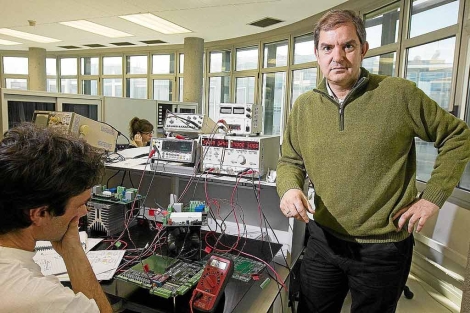 El ingeniero Jos Luis Martn, en su laboratorio de electrnica de potencia. | Mitxi