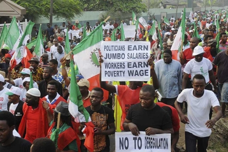 Manifestacin en Lagos contra el aumento de precio de la gasolina. | Efe