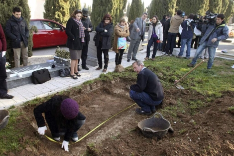 La diputada Ester Lpez (EU) ha ayudado en las labores de exhumacin. | Efe