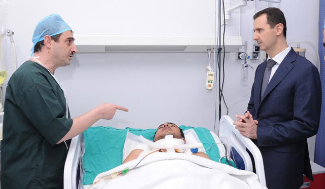 El presidente sirio, Bashar Asad, visita a un militar herido en un hospital de Damasco. | Afp