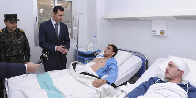 El presidente sirio Bashar Assad visita a unos soldados heridos en Damasco. | Efe