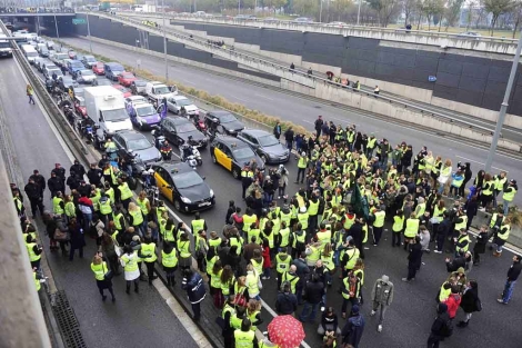 Trabajadores de Spanair cortan la Gran Va de Barcelona. | Reuters