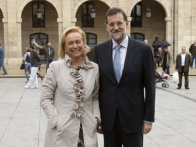 'Cherines', con Mariano Rajoy, en Avils durante la campaa electoral. | Efe