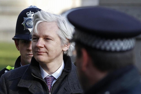 Julian Assange, a su llegada al Tribunal Supremo de Londres. | Reuters