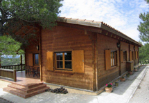 La casa principal de la propiedad es de madera y tiene cuatro dormitorios.