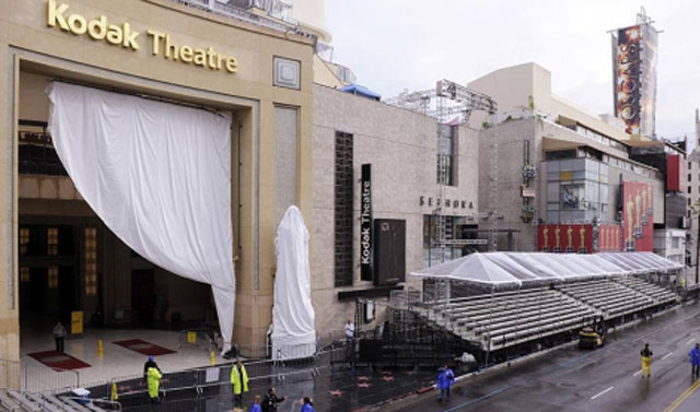Exterior del Teatro Kodak, durante los preparativos de los scar 2009. | Reuters