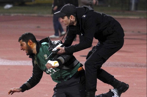 Un polica atiende a uno de los heridos. | Reuters