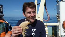 Alan Jamieson con el anfpodo. | Oceanlab