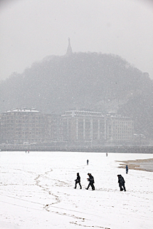 Un manto de nieve cubre la playa donostiarra de la Concha. | Jon Corostola