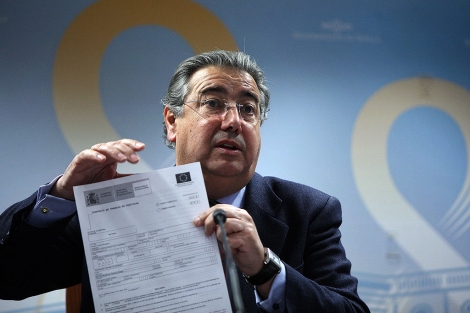El alcalde, Juan Ignacio Zoido, muestra el contrato en prcticas de su hijo.