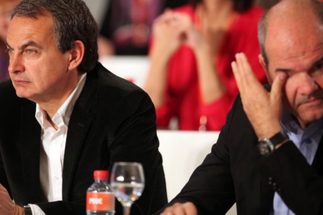 Zapatero, con gesto serio junto a Chaves, en la inauguración del Congreso. | Jesús Moron.