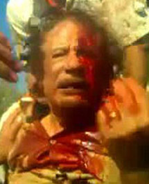 Gadafi, con su camiseta y su anillo. | Afp