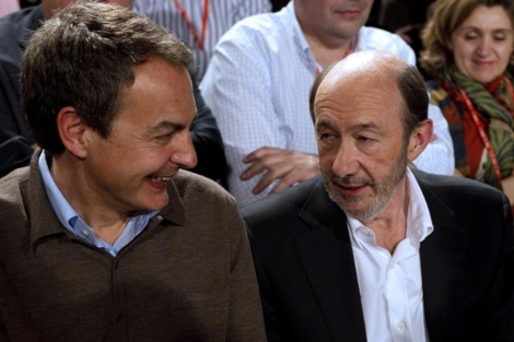 Zapatero y Rubalcaba charlan tras la victoria de ste en el Congreso. | Efe