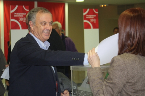 Pachi Vázquez, en el momento de efectuar su voto en el Congreso Federal. | PSOE