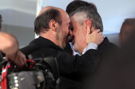 Rubalcaba y Jos Antonio Grin se abrazan durante el acto de ciertre del 38 Congreso.| Efe