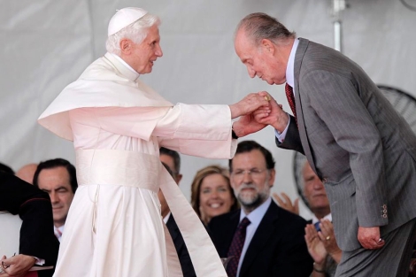 El Rey saluda a Benedicto XVI, en su visita para la Jornada Mundial de la Juventud. | A. Di Lolli