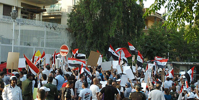 Manifestantes sirios frente a la embajada de EEUU en Damasco. | Efe